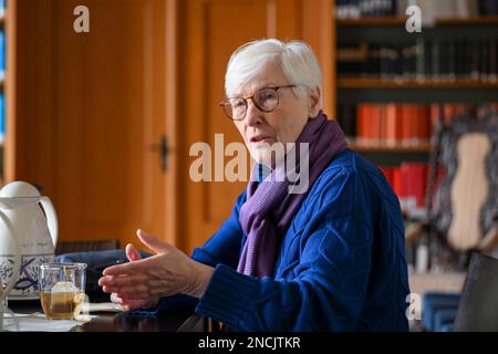 Heiligengrabe, Allemagne. 02nd févr. 2023. L'ancien ministre fédéral Irmgard Schwaetzer, nonne du monastère de Heiligengrabe, parle dans la bibliothèque du monastère. Il y a dix ans, Schwaetzer, qui à l'époque dirigeait le Synode d'EKD, le plus haut Parlement de l'église, a appris à connaître le monastère d'Ostprignitz dans le nord du Brandebourg pendant les retraites spirituelles. (À dpa-KORR: 'Que fait Irmgard Schwaietzer dans le monastère?') Credit: Jens Kalaene/dpa/Alamy Live News Banque D'Images