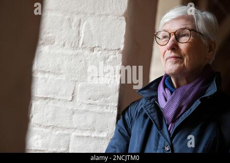 Heiligengrabe, Allemagne. 02nd févr. 2023. L'ancien ministre fédéral Irmgard Schwaetzer, nonne du monastère de Heiligengrabe, se dresse dans un cloître du monastère. Il y a dix ans, Schwaetzer, qui à l'époque dirigeait le Synode d'EKD, le plus haut Parlement de l'église, a appris à connaître le monastère d'Ostprignitz dans le nord du Brandebourg pendant les retraites spirituelles. (À dpa-KORR: 'Que fait Irmgard Schwaietzer dans le monastère?') Credit: Jens Kalaene/dpa/Alamy Live News Banque D'Images