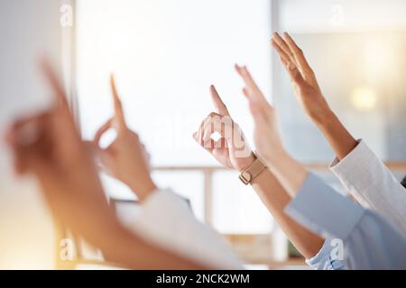 Les gens du séminaire, de la diversité et des affaires soulèvent des mains pour poser une question lors de la formation au bureau. Employés de groupe, multiraciaux et professionnels d'un Banque D'Images