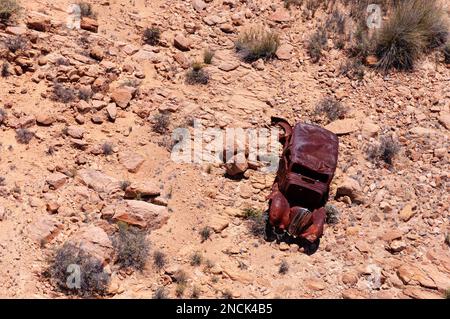 Photographie aérienne d'une voiture abandonnée dans le Namaqualand, Afrique du Sud. Banque D'Images