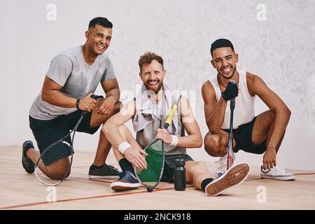 Les meilleurs amis font les meilleurs copains de squash. trois jeunes hommes jouant un jeu de squash. Banque D'Images