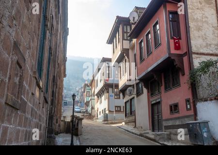 Afyonkarahisar, Turquie, 20 janvier 2023: Maisons traditionnelles turques en pouf dans la vieille ville d'Afyonkarahisar. Banque D'Images