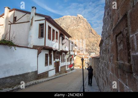 Afyonkarahisar, Turquie, 20 janvier 2023: Maisons traditionnelles turques en pouf dans la vieille ville d'Afyonkarahisar. Banque D'Images