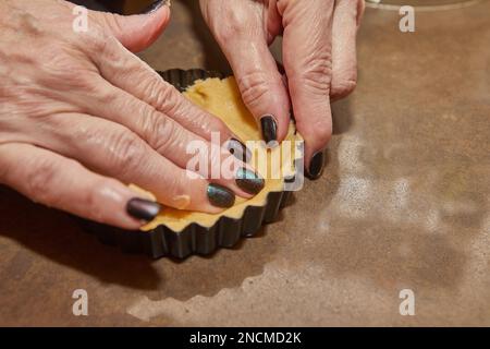 Processus de fabrication de la base pour la tarte à la crème ronde au chocolat et aux fraises. Recette française Banque D'Images