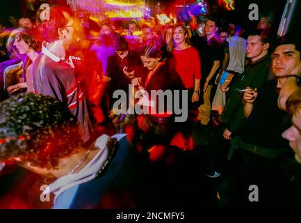 Paris, France, foule, adolescents français dansant, piste de danse, en boîte de nuit, « Batofar » 1990s Women Banque D'Images