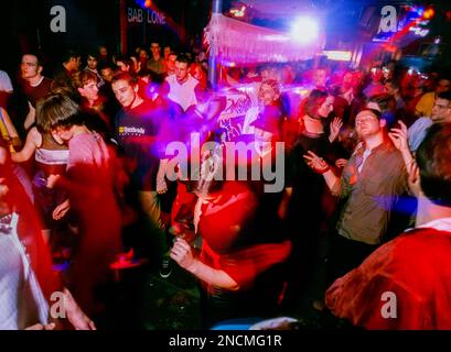 Paris, France, foule, années 1990, adolescents français dansant, piste de danse, en discothèque, scènes de danse disco » Batofar « Banque D'Images