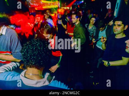 Paris, France, foule nombreuse, discothèque pour adolescents français dansant, Dance Floor, dans les archives 'Batofar', années 1990 Banque D'Images