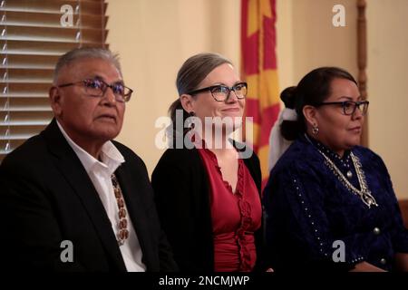 Phoenix, Arizona, États-Unis. 14th févr. 2023. Katie Hobbs, gouverneur de l'Arizona, s'entretient avec des participants à l'ancienne salle du Sénat du Capitole de l'État de l'Arizona pour commémorer la Journée de la nation de l'Arizona à 14 février 2023, à Phoenix, en Arizona. (Credit image: © Gage Skidmore/ZUMA Press Wire) USAGE ÉDITORIAL SEULEMENT! Non destiné À un usage commercial ! Banque D'Images