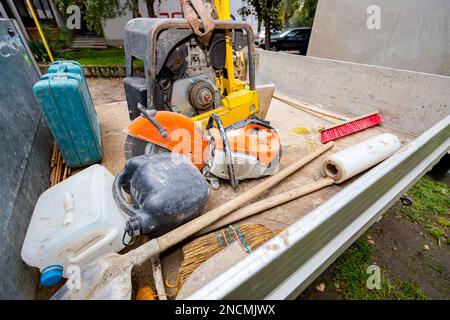 Outils divers, compacteur à plaque, marteau vibrant debout, machine de tassage de cric sauteur et scie circulaire à lame diamant à main placée sur la remorque de camion à Banque D'Images