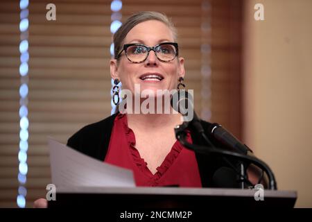 Phoenix, Arizona, États-Unis. 14th févr. 2023. Katie Hobbs, gouverneur de l'Arizona, s'entretient avec des participants à l'ancienne salle du Sénat du Capitole de l'État de l'Arizona pour commémorer la Journée de la nation de l'Arizona à 14 février 2023, à Phoenix, en Arizona. (Credit image: © Gage Skidmore/ZUMA Press Wire) USAGE ÉDITORIAL SEULEMENT! Non destiné À un usage commercial ! Banque D'Images