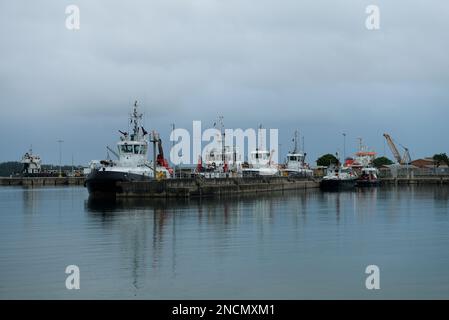 Remorqueur au quai Port de Richards Bay, KwaZulu-Natal, Afrique du Sud, grand port commercial, beau paysage, commerce côtier, expédition, jetée, jetée Banque D'Images