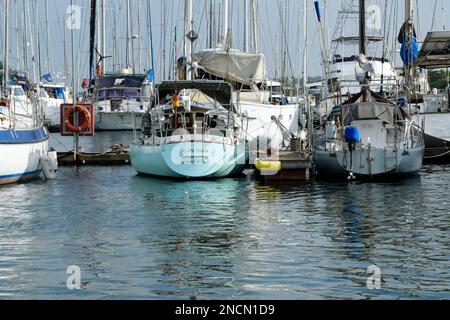 Beau paysage de port minimal, yachts à voile à quai amarrage, port de Richards Bay, Afrique du Sud, bateaux de plaisance, Zululand yacht club, réflexions Banque D'Images