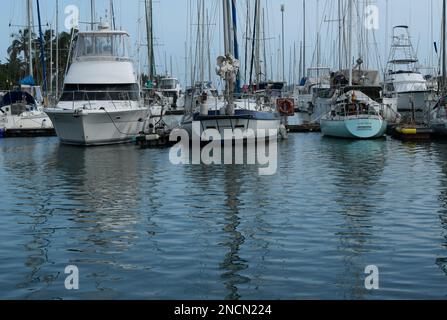 Beau paysage de port minimal, yachts à voile à quai amarrage, port de Richards Bay, Afrique du Sud, bateaux de plaisance, Zululand yacht club, réflexions Banque D'Images