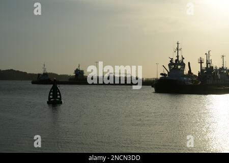 Remorqueur au quai Port de Richards Bay, KwaZulu-Natal, Afrique du Sud, grand port commercial, beau paysage, commerce côtier, expédition, jetée, jetée Banque D'Images