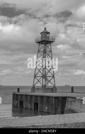 Petit phare vert à l'embouchure de la rivière Geeste dans la mer du Nord, Bremerhaven Banque D'Images