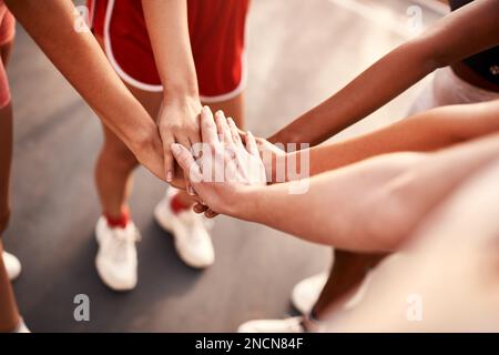 Allons à l'équipe. un groupe méconnu de sportifs qui se rassemblent avant un match de basket-ball. Banque D'Images