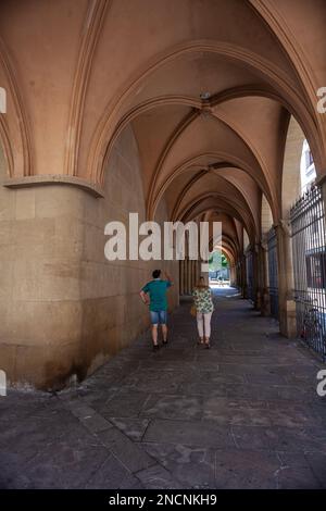 Pampelune, Espagne - août 01, 2022: Couple de touristes regardant la voûte du Saint Saturnin gothique de l'église de Pampelune, Navarre, Espagne. C'était s. Banque D'Images