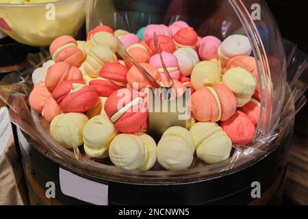 fûts en bois, bonbons et guimauves colorés en gelée, caramel à vendre en magasin Banque D'Images