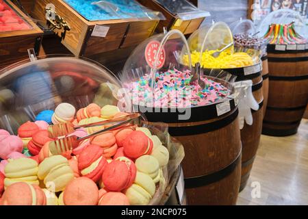 fûts en bois bonbons au chocolat et marshmallows en gelée caramel multicolores à vendre Banque D'Images