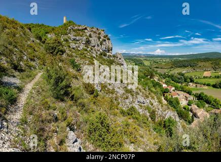 De dessus une vue sur un village de montagne et la nappe de Sault Banque D'Images