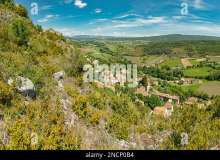 De dessus une vue sur un village de montagne et la nappe de Sault Banque D'Images