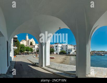 Platja Port d’Alguer, église Santa Maria de Cadaqués Banque D'Images