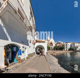 Platja Port d’Alguer, église Santa Maria de Cadaqués Banque D'Images