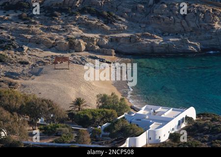 IOS, Grèce - 1 juin 2021 : vue panoramique d'une luxueuse villa blanchie à la chaux et d'une belle plage de sable vide à iOS Grèce Banque D'Images