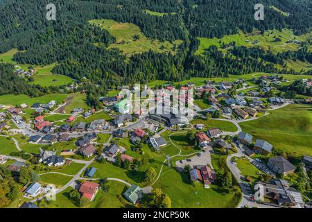 La belle Kleinwalsertal près de Hirschegg dans le Vorarlberg en automne d'en haut Banque D'Images