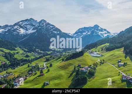 La belle Kleinwalsertal près de Hirschegg dans le Vorarlberg en automne, la première neige sur les montagnes Banque D'Images
