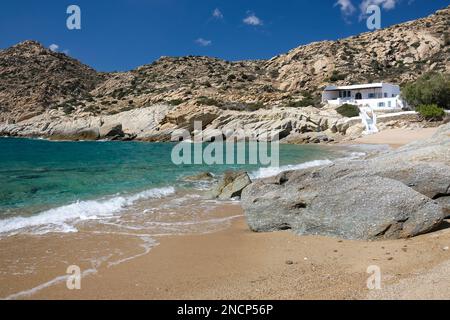 IOS, Grèce - 1 juin 2021 : vue panoramique d'une luxueuse villa blanchie à la chaux et d'une belle plage de sable vide à iOS Grèce Banque D'Images