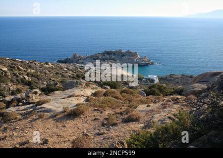 IOS, Grèce - 1 juin 2021 : vue panoramique d'une luxueuse villa blanchie à la chaux et d'une belle plage de sable vide à iOS Grèce Banque D'Images