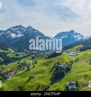 La belle Kleinwalsertal près de Hirschegg dans le Vorarlberg en automne, la première neige sur les montagnes Banque D'Images