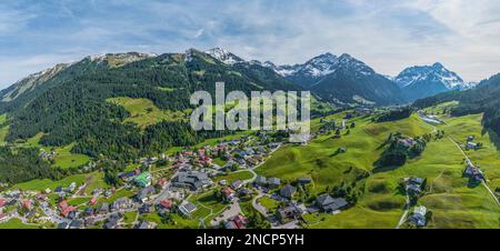 La belle Kleinwalsertal près de Hirschegg dans le Vorarlberg en automne, la première neige sur les montagnes Banque D'Images