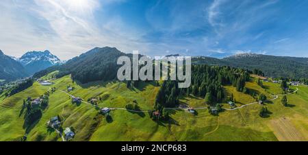 La belle Kleinwalsertal près de Hirschegg dans le Vorarlberg en automne, la première neige sur les montagnes Banque D'Images