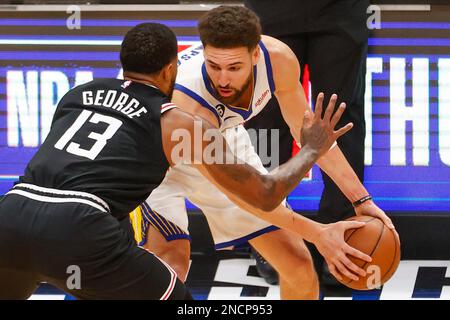 Los Angeles, États-Unis. 14th févr. 2023. La garde des Golden State Warriors Klay Thompson (R) est défendue par le joueur de Los Angeles Clippers Paul George (L) lors d'un match en NBA. Score final: Clippers 134:124 Warriors crédit: SOPA Images Limited/Alamy Live News Banque D'Images