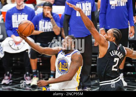 Los Angeles, États-Unis. 14th févr. 2023. L'avant des Golden State Warriors Draymond Green (L) va au panier sous la pression des Los Angeles Clippers avant Kawhi Leonard (R) pendant un match NBA. Score final: Clippers 134:124 Warriors crédit: SOPA Images Limited/Alamy Live News Banque D'Images