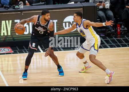 Los Angeles, États-Unis. 14th févr. 2023. Le joueur de Los Angeles Clippers en avant Paul George (L) est défendu par les Golden State Warriors Guard Jordan Poole (R) lors d'un match de la NBA. Score final: Clippers 134:124 Warriors crédit: SOPA Images Limited/Alamy Live News Banque D'Images