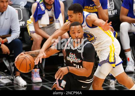 Los Angeles, États-Unis. 14th févr. 2023. Les Golden State Warriors gardent Jordan Poole (R) tente de voler auprès de Norman Powell (L), le gardien des Los Angeles Clippers, lors d'un match de la NBA. Score final: Clippers 134:124 Warriors crédit: SOPA Images Limited/Alamy Live News Banque D'Images
