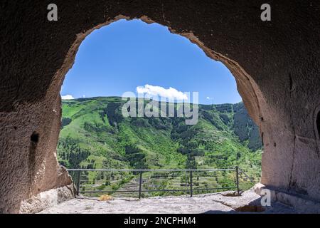 Vue sur la vallée verdoyante de la rivière Kura en Géorgie depuis la chambre du monastère de la grotte de Vardzia sculptée dans la roche. Banque D'Images