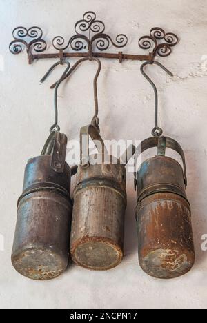 Anciennes lampes en carbure rouillé. Lampes à gaz d'acétylène Banque D'Images