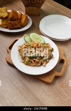 service de légumes frais avec sauce épicée aux arachides sur une assiette blanche Banque D'Images