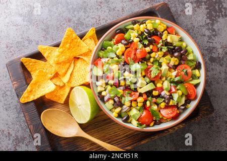 Salade de cowboy maison ou sauce au caviar de caviar de Texas, servi avec des chips tortilla dans le bol sur la planche de bois. Vue horizontale du dessus Banque D'Images