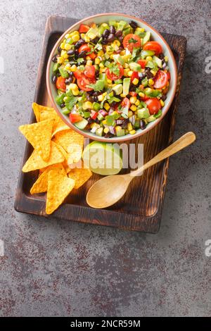 Sauce caviar de cowboy ou caviar de texas avec haricots noirs, tomates, avocat, poivron rouge et vert, maïs, coriandre dans le bol sur le tabl Banque D'Images