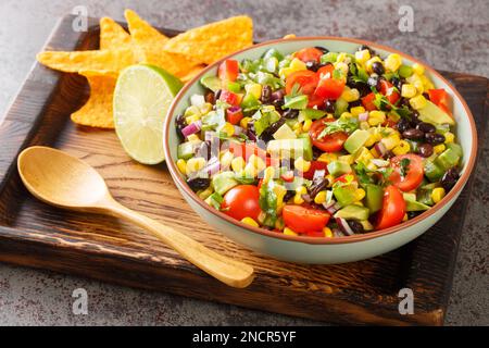 Salade de cowboy maison ou sauce au caviar de caviar de Texas, servi avec des chips tortilla dans le bol sur la planche de bois. Horizontale Banque D'Images