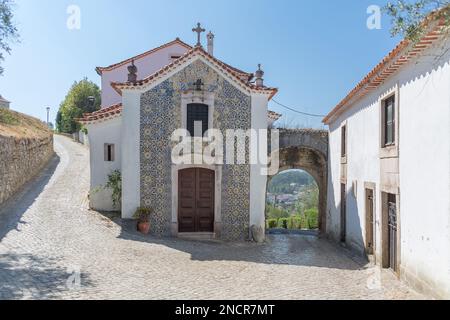 Ourém Santarém Portugal - 08 09 2022 : façade extérieure de la chapelle de Nossa Senhora da Conceição, un bâtiment baroque Manneriste datant de 18th ans, à l'intérieur Banque D'Images