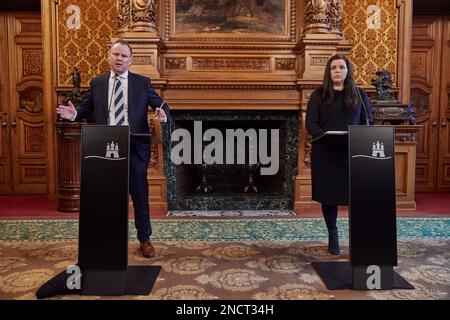 Hambourg, Allemagne. 15th févr. 2023. Andy Grote (SPD, l), sénateur de l'intérieur, et Anna Gallina (Bündnis 90/Die Grünen), sénatrice de la Justice, s'expriment lors d'une conférence de presse à l'hôtel de ville de Phoenix. Les sénateurs ont fourni des informations avant le début de la commission de la justice sur les mesures que Hambourg prendra après l'attaque fatale au couteau de 25 janvier 2023, dans un train régional à Brokstedt (Schleswig-Holstein). Credit: Georg Wendt/dpa/Alay Live News Banque D'Images