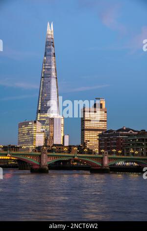 Image au crépuscule de l'heure bleue des gratte-ciel de Londres avec Shard et Thames River bus Banque D'Images