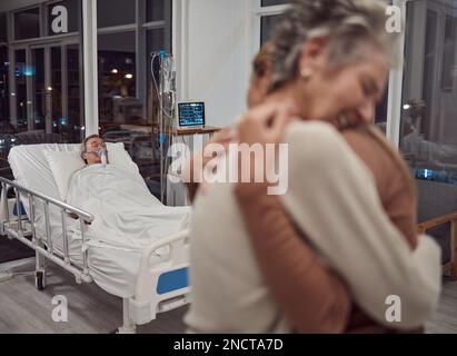Hug, soutien et famille à l'hôpital avec un père couché au lit malade avec cancer ou maladie. Triste, confort et femme et fille aînée embrassant, embrasser ou Banque D'Images