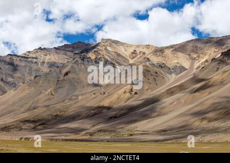 Paysage de l'Himalaya dans les Himalaya, le long de la route Manali-Leh. L'Himachal Pradesh, Inde Banque D'Images